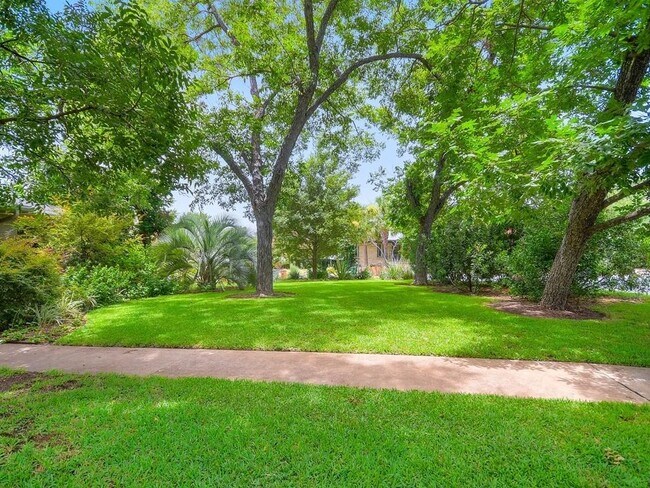Building Photo - 716 Brownlee Cir