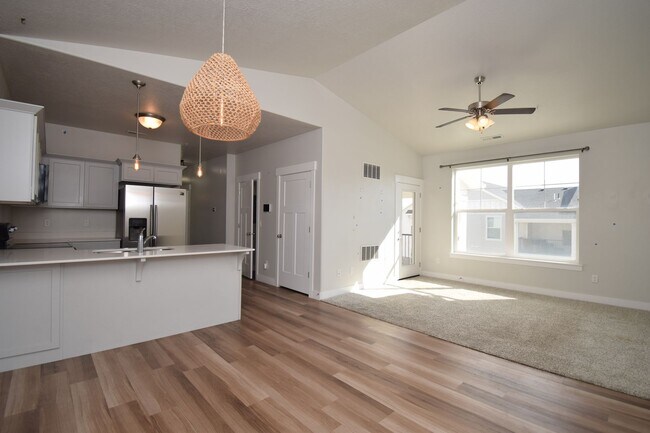 Foto del edificio - Bright Top Floor Condo with Tennis court, Pool, and Clubhouse