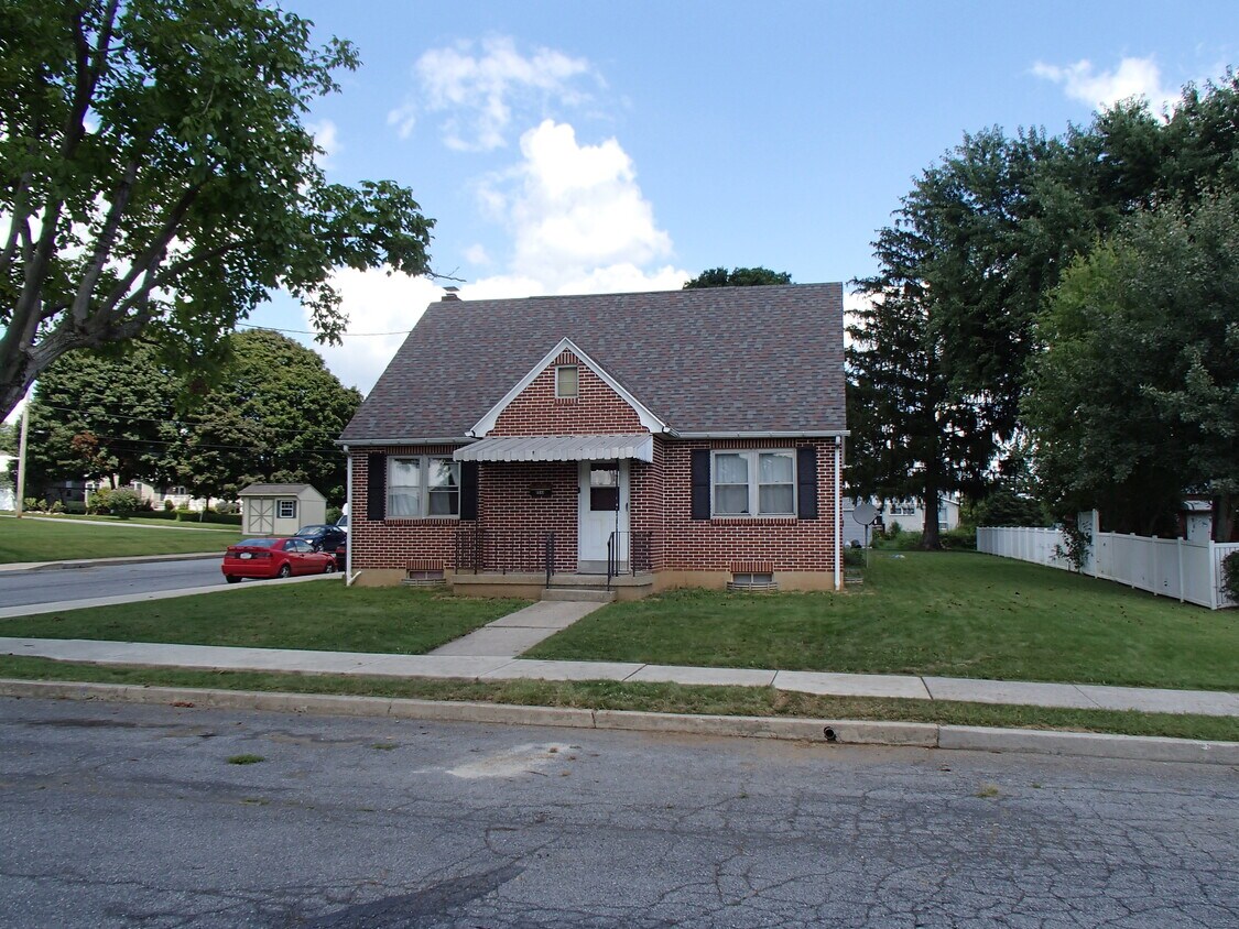 Building Photo - 654 N Lincoln St