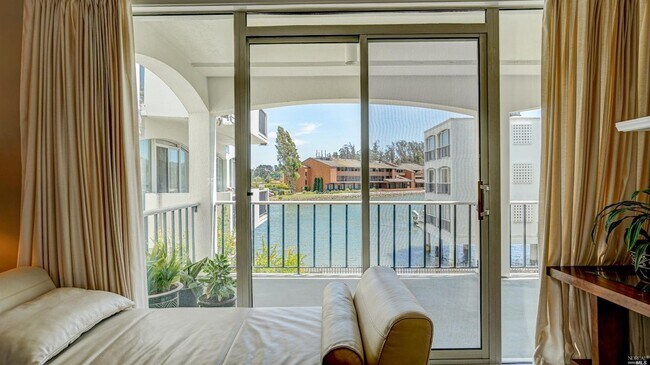 Foto del edificio - 1220 Shelter Bay Ave