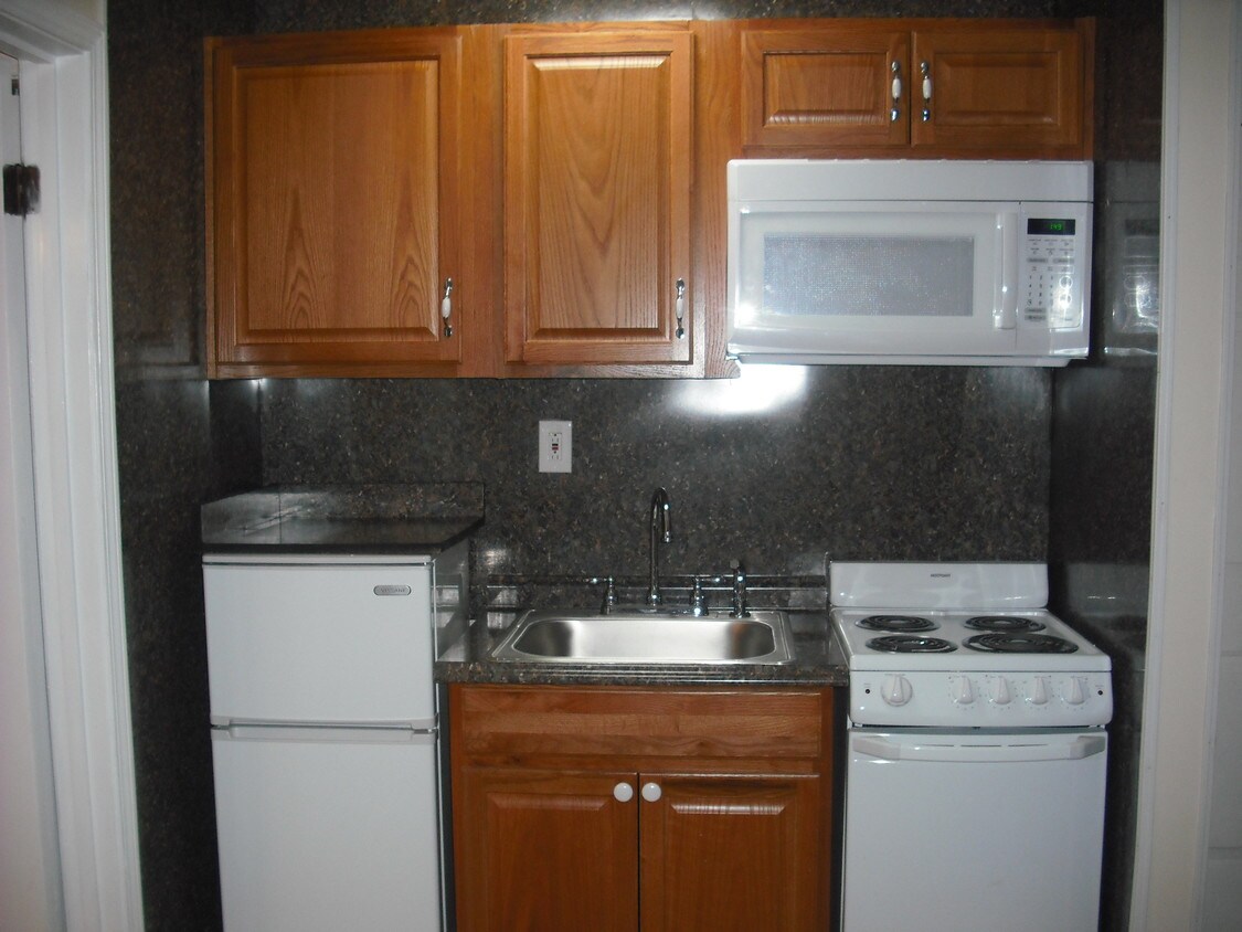 studio kitchen - 6482 Cardinal Pl
