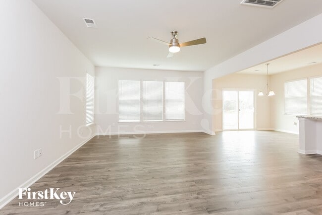 Foto del edificio - 703 Birchcrest Wy