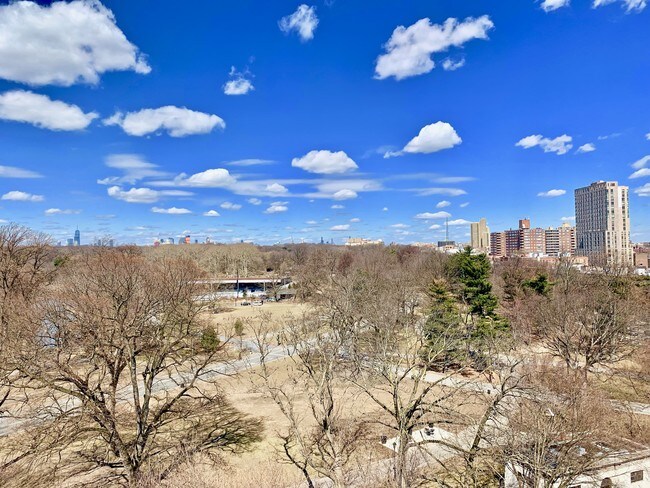 Building Photo - 160 Parkside Ave