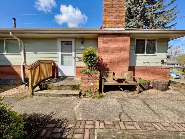 Foto del edificio - Spacious 2 Bedroom 1 Bathroom Unit Located in a Great Area Just a Few Blocks From The Hawthorne D...