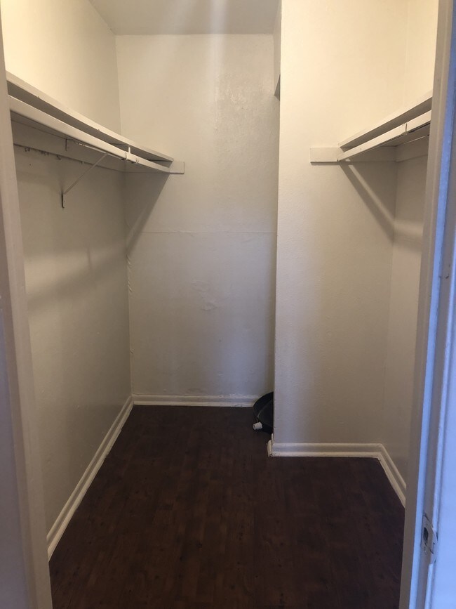 Regency Apartments Rentals in Arlington at 2507 Airport Cir Arlington