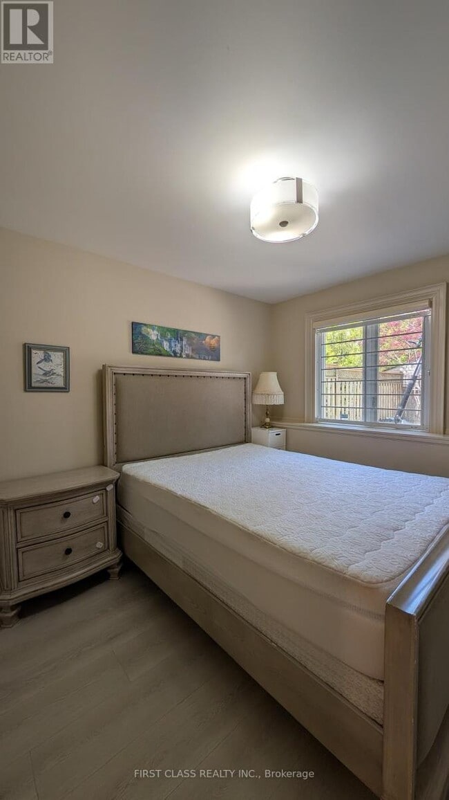 Building Photo - 424 Roehampton Ave