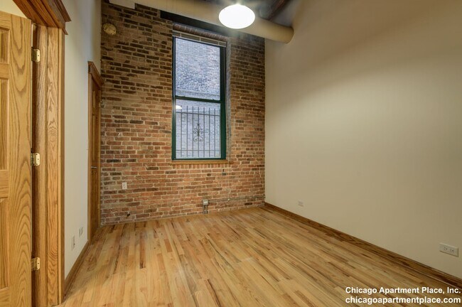 Building Photo - 216 N May St