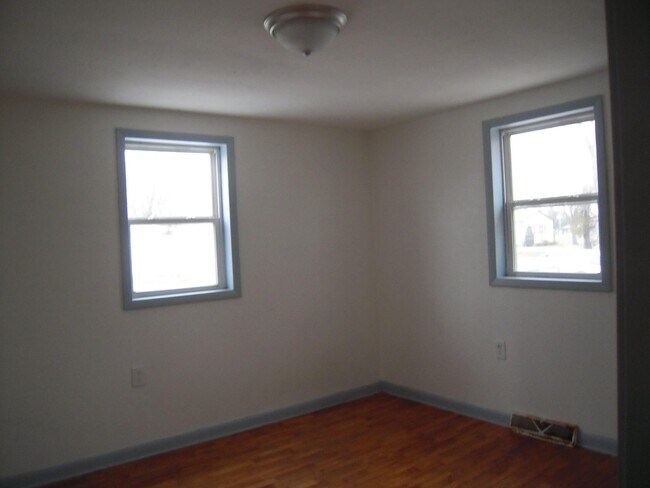 Building Photo - 305 Fishwick St