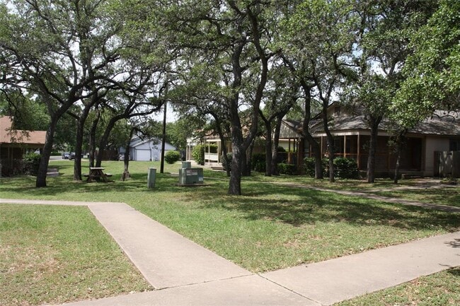 Foto del edificio - 7825 Beauregard Cir