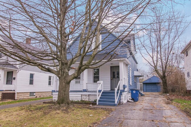 Building Photo - 2827 E 119th St