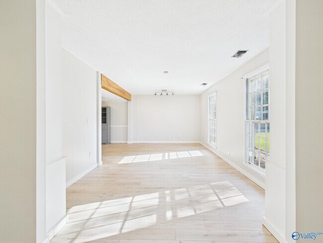 Building Photo - 2521 Lancelot Dr SE