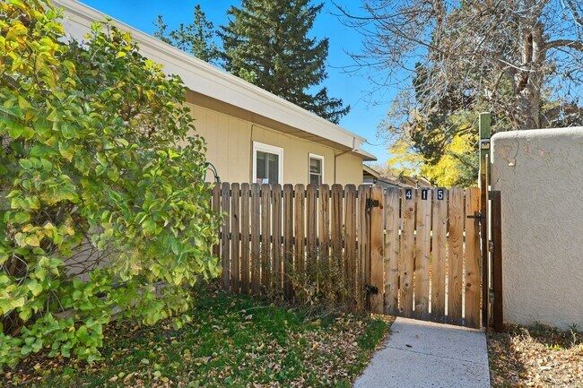 Foto del edificio - Downtown Castle Rock at its best!  Just a short 2 block walk to downtown.