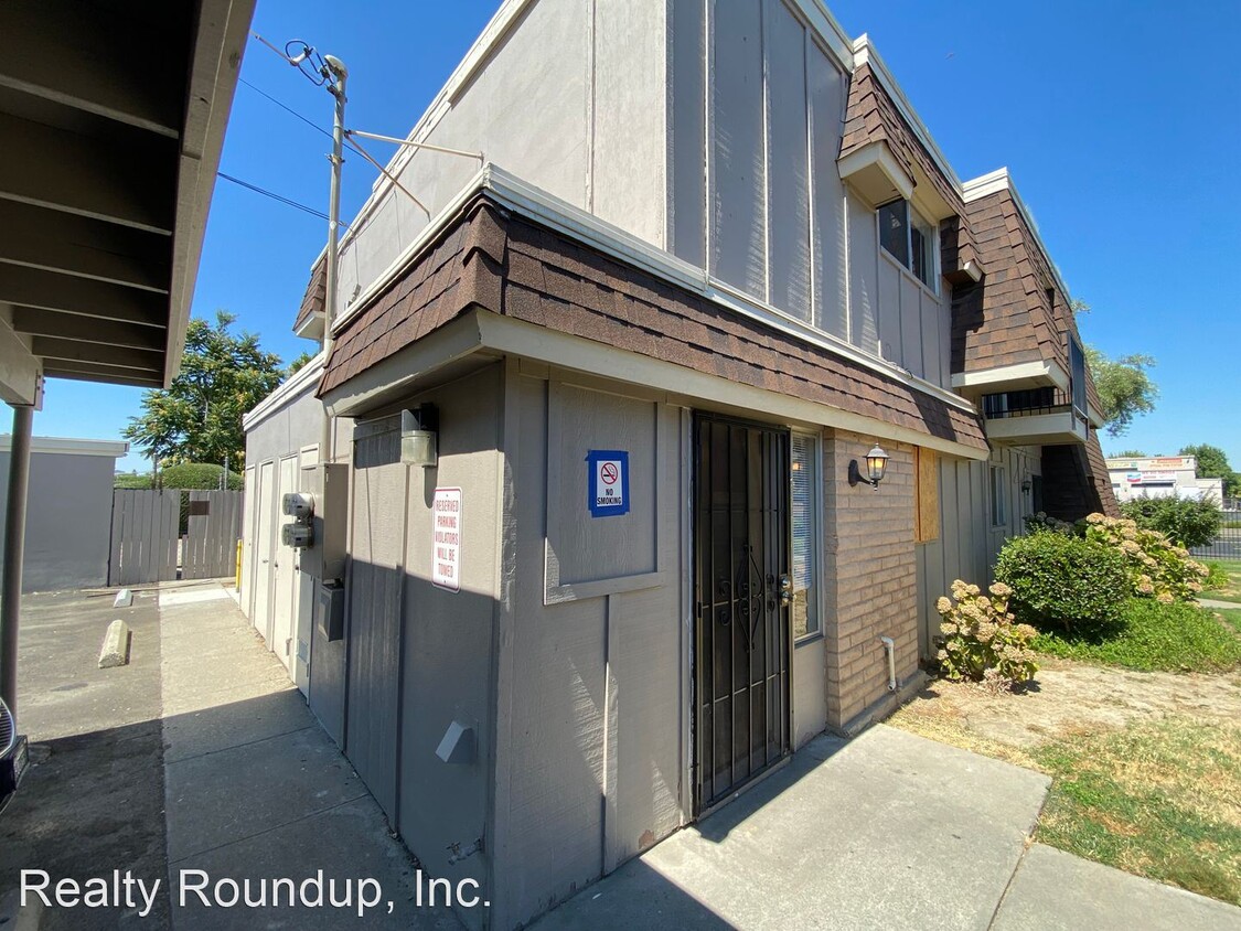 Primary Photo - 2 br, 1.5 bath House - 5674 Hillsdale Blvd