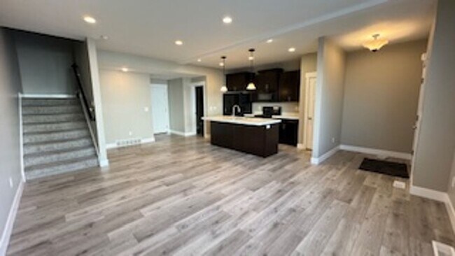 Foto del edificio - 3 Bedroom 2.5 bath Townhome in Sandy!