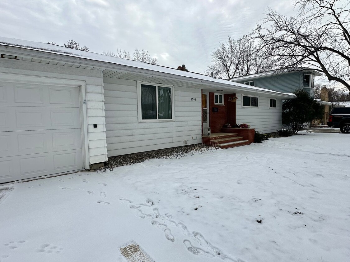 Primary Photo - 3 Bedroom 2.5 Bath - South Fargo