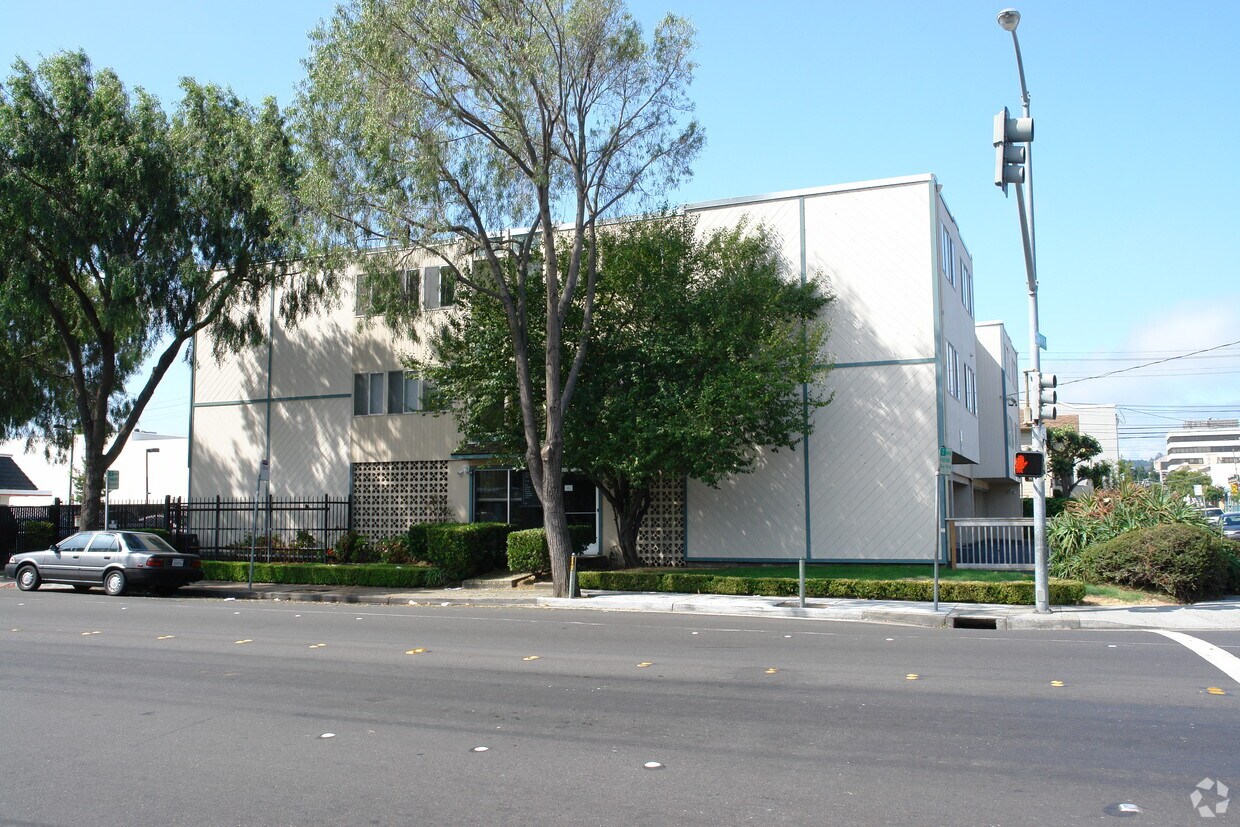 Building Photo - 200 N Delaware St