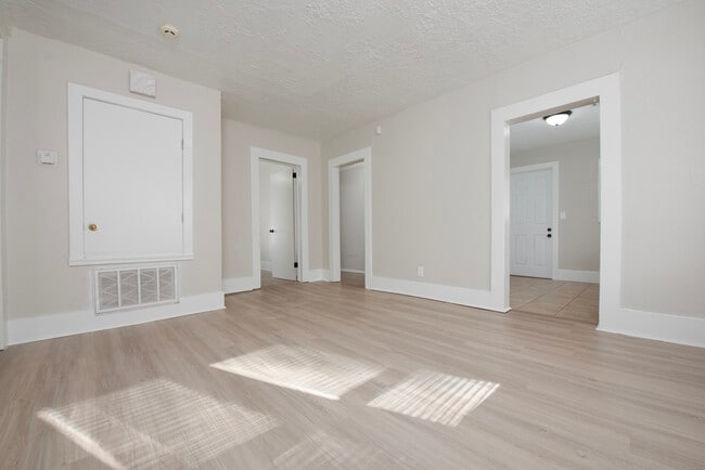 Building Photo - 422 E Eufaula St