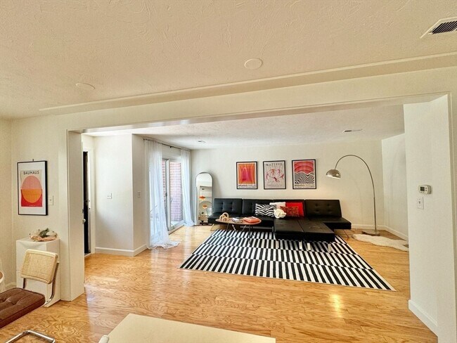 Foto del edificio - 32 Elderwood Dr
