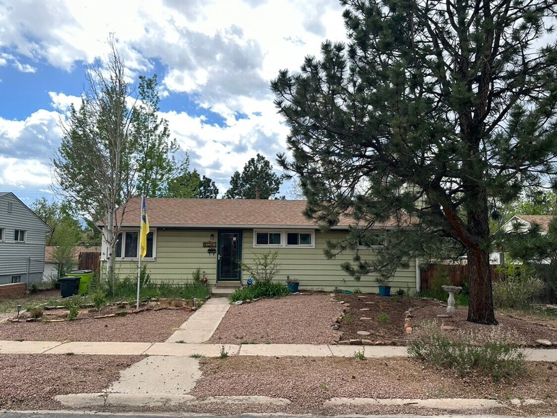 Foto principal - CUTE 3BD RANCHER WITH CHARACTER IN CENTRAL COLORADO SPRINGS - Security Deposit Waiver Available