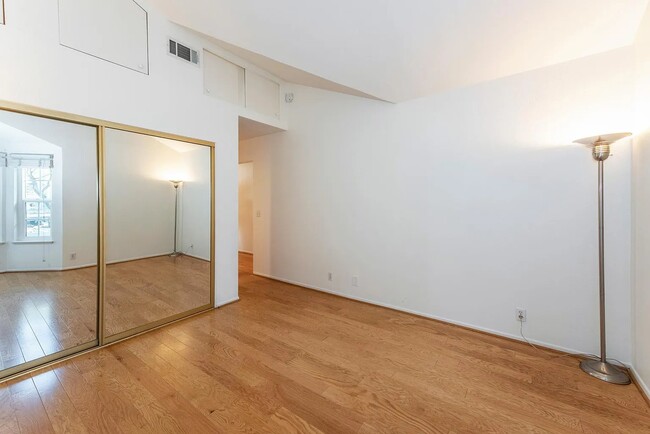 Foto del edificio - 7620 Hollister Ave