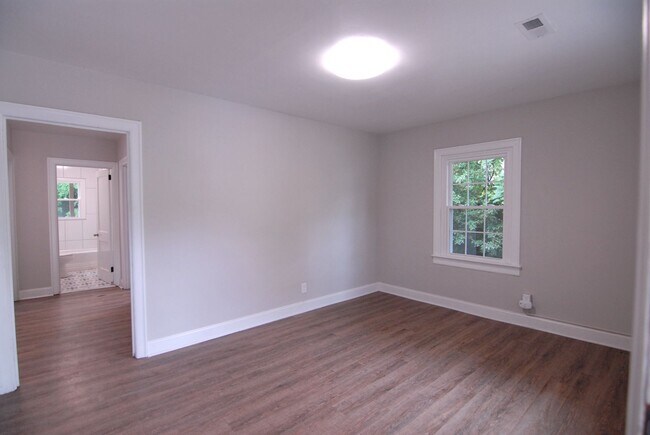 Building Photo - Adorable newly renovated 2 bedroom 1 bath ...