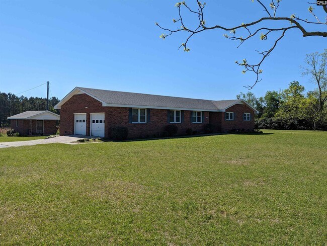 Foto del edificio - 137 Horses Neck Rd