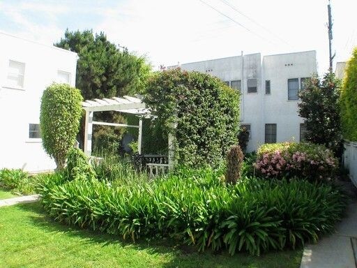 Foto del edificio - 3356 E First St