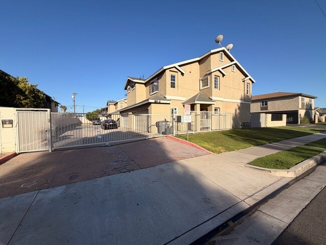 Photo - Spacious 3 bedroom w/ attached 2 Car Garage For Rent! Townhome
