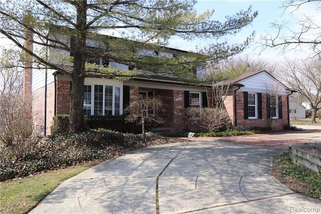 Building Photo - 16161 Golfview St