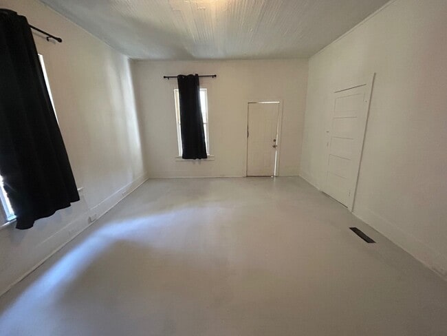 Building Photo - 110 Huger St