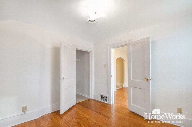 Building Photo - 1122 W 7th St