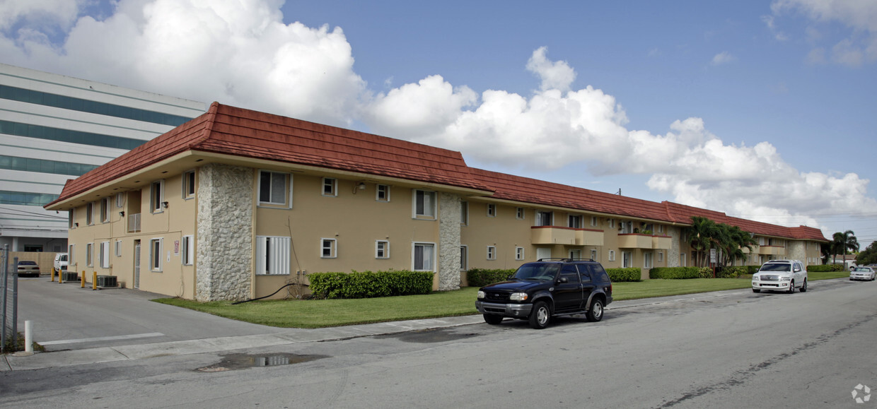 Primary Photo - Chateau Coral Apartments