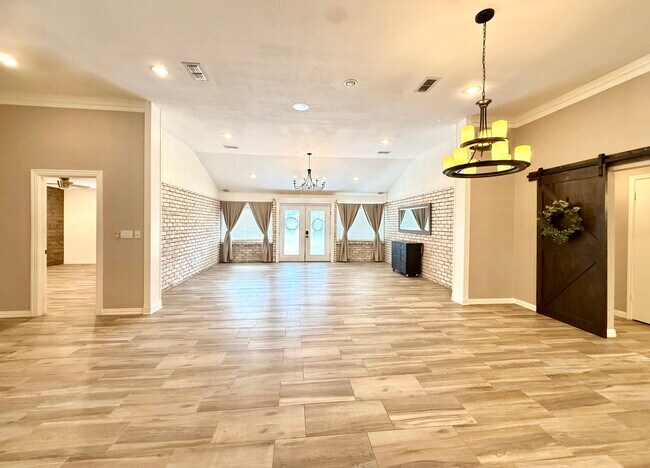 Foto del edificio - 135 Country Club Rd