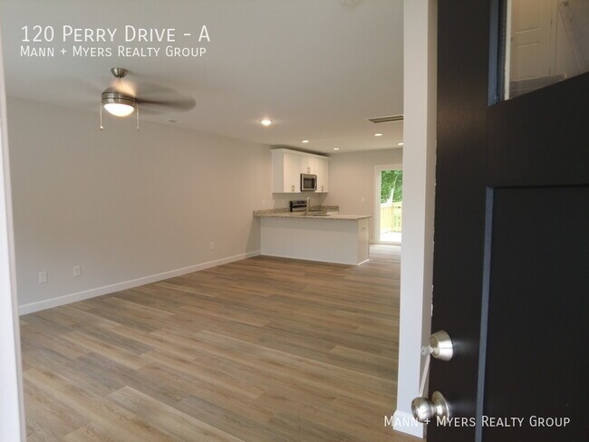 Foto del edificio - 120 Perry Dr
