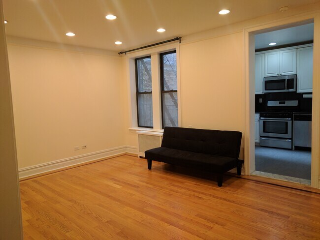 Building Photo - 812 Riverside Dr