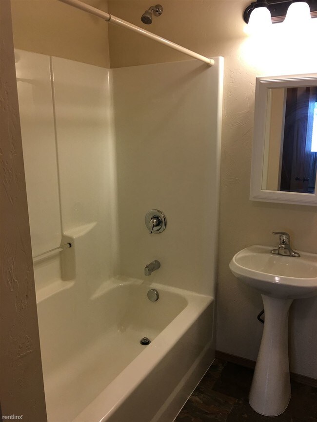Building Photo - 3 br, 2 bath Apartment - 706 Darby