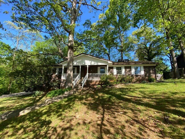 Building Photo - Remodeled 4 Bedroom 2 Bathroom