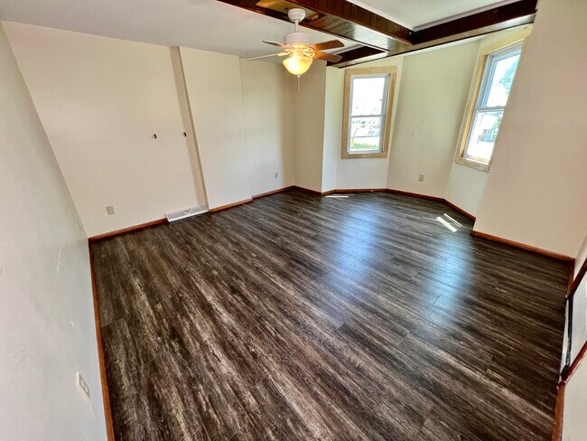 large Living Room - 526 Adams St