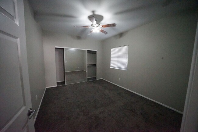 Foto del edificio - SHOWINGS AVAILABLE NOW