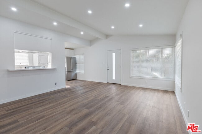 Foto del edificio - 10806 Doty Ave