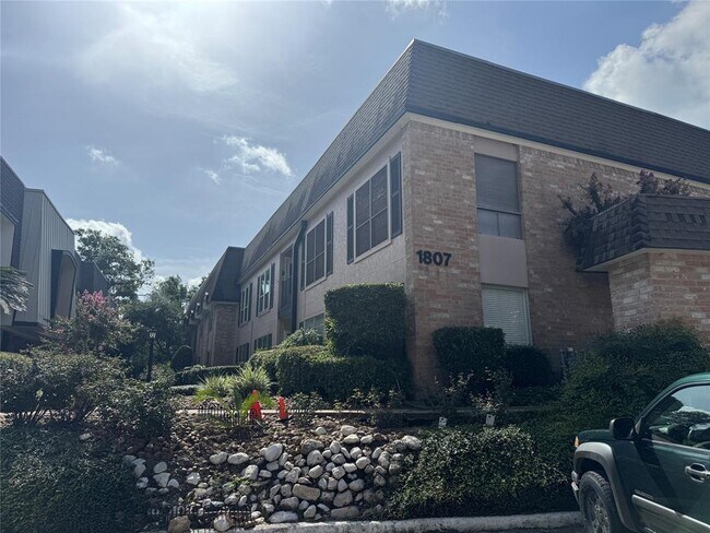 Foto del edificio - 1807 Stoney Brook Dr