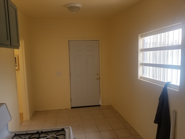 Foto del edificio - 6116 Daisy Ave