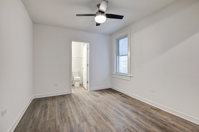 Foto del edificio - Gorgeous, Renovated 1/1bth Wicker Park, Avail 7/1