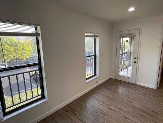 Foto del edificio - 8739 NW 39th St