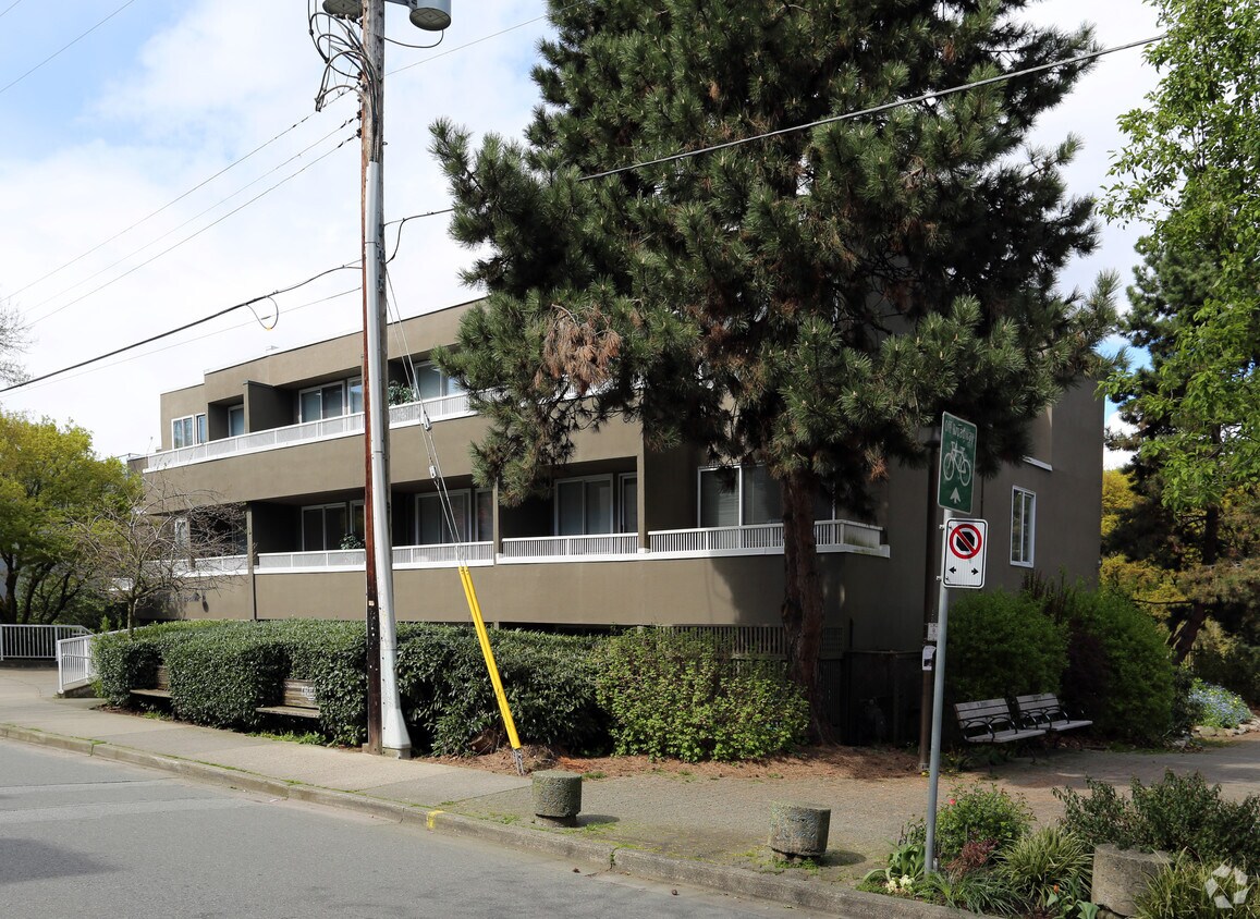 Building Photo - Laurel Park