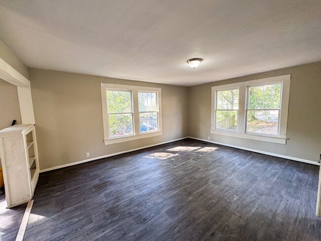 Building Photo - Newly Renovated 3 Bedroom, 2 Bathroom Home