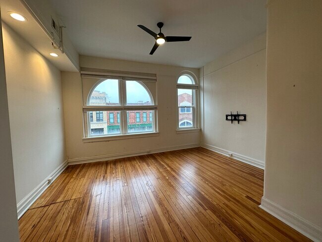 Dormitorio de la planta principal - 160 E Main St