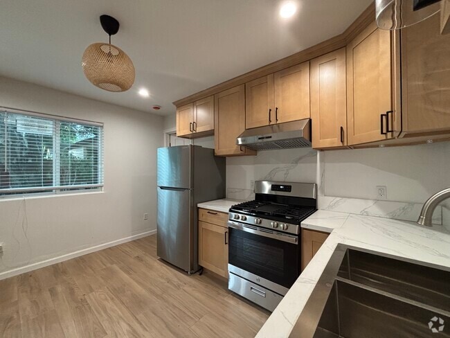 Building Photo - 860 N Mar Vista Ave
