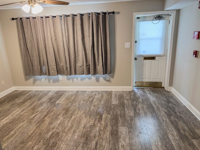 Building Photo - 509 Kedron Ave