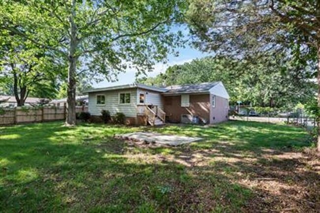 Building Photo - 222 Belray Dr